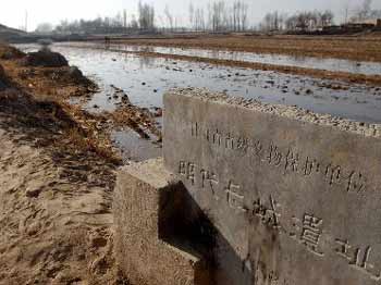 甘肃长城遭遇污水侵蚀　“断身缩水”