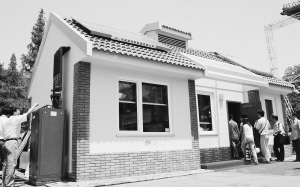 百姓参观节能产品“武装”零能耗庭院