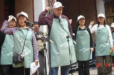 美博士武汉捡垃圾  众多环保人士相随