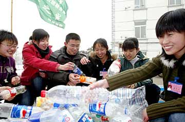 大学生冒雪捡垃圾　争当“环保先锋”