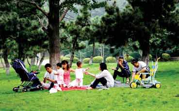连云港市民在公共绿地享受天伦之乐