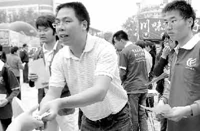 自费6万买环保筷 保护环境大家行(图)