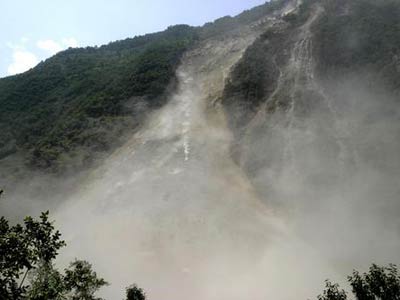 四川150万立方山体崩塌居民受灾(组图)