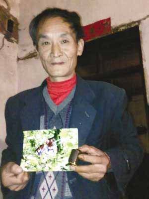 华南虎照片拍摄者展示胶卷底片（图）