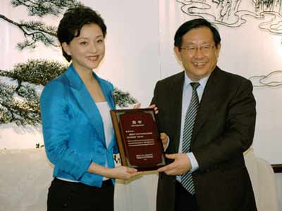 杨澜被聘奥运新能源汽车示范形象大使