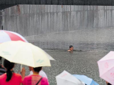 长江出现超警戒洪水南方仍有大暴雨