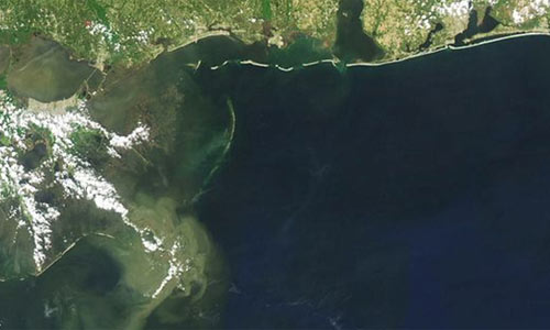 卫星记录美国漏油事故：浮油原地打转
