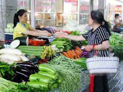 郑州市民化身卓别林 现身菜场宣传环保