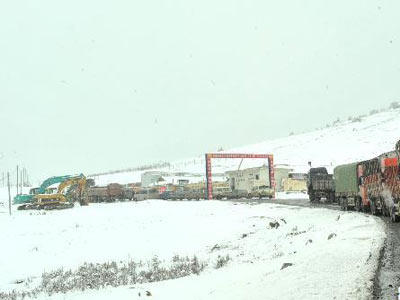 聚焦：特大暴风雪致川藏公路车辆受阻