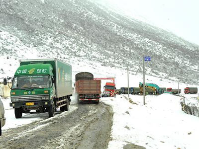 聚焦：特大暴风雪致川藏公路车辆受阻
