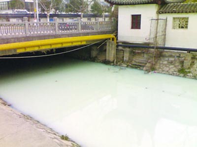 南京一河道现神秘污水似牛奶被调查