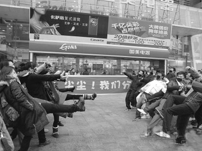 50男女戴口罩玩“快闪” 自称宣传环保