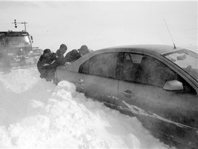 新疆大雪高速路封闭 6000乘客滞留