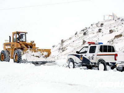 聚焦：特大暴风雪致川藏公路车辆受阻