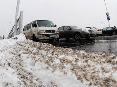 湖南遭暴雪袭击：恶劣天气恐酿雪灾