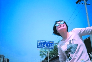 女孩拍摄一年北京蓝天数字 对比官方