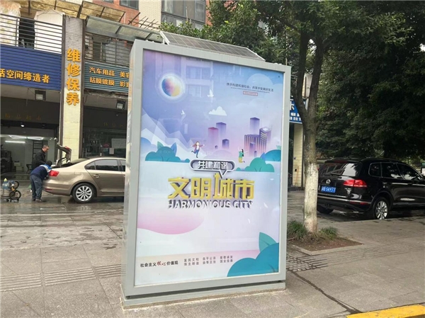 垃圾箱还是广告位 不实用的垃圾箱是否应出现在重庆街头？
